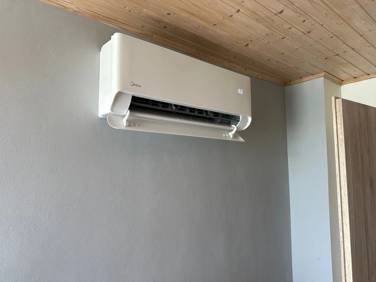 Vnitřní jednotka klimatizace po montáži Ibyx Energy na Slovensku